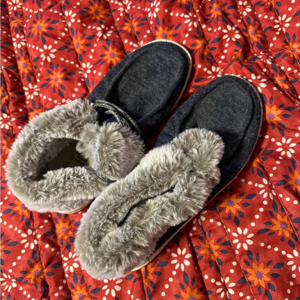 Hey Dude Women's Grey Fur lined navy with plaid slip on shoes size 7